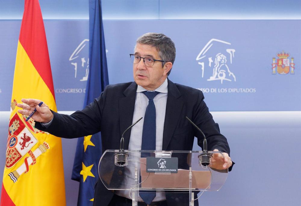 El portavoz del PSOE en el Congreso, Patxi López, interviene durante una rueda de prensa posterior a la reunión de la Junta de Portavoces, en el Congreso de los Diputados. El