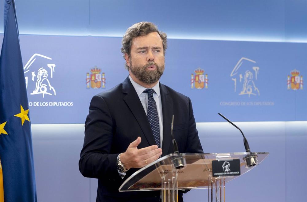 El portavoz de VOX en el Congreso, Iván Espinosa de los Monteros, durante una rueda de prensa anterior a la Junta de Portavoces, a 9 de mayo de 2023, en Madrid (España). El