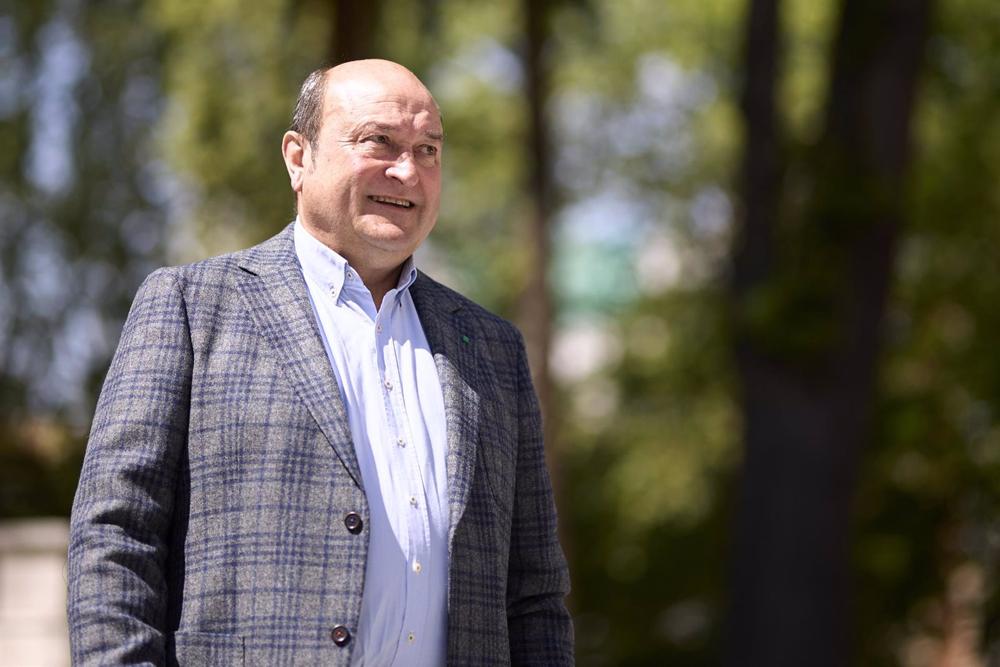 El presidente del Euzkadi Buru Batzar, Andoni Ortuzar, a su llegada para dar a conocer el 'claim' de la campaña de EAJ-PNV, en Sabin Etxea, a 20 de abril de 2023, en Bilbao El
