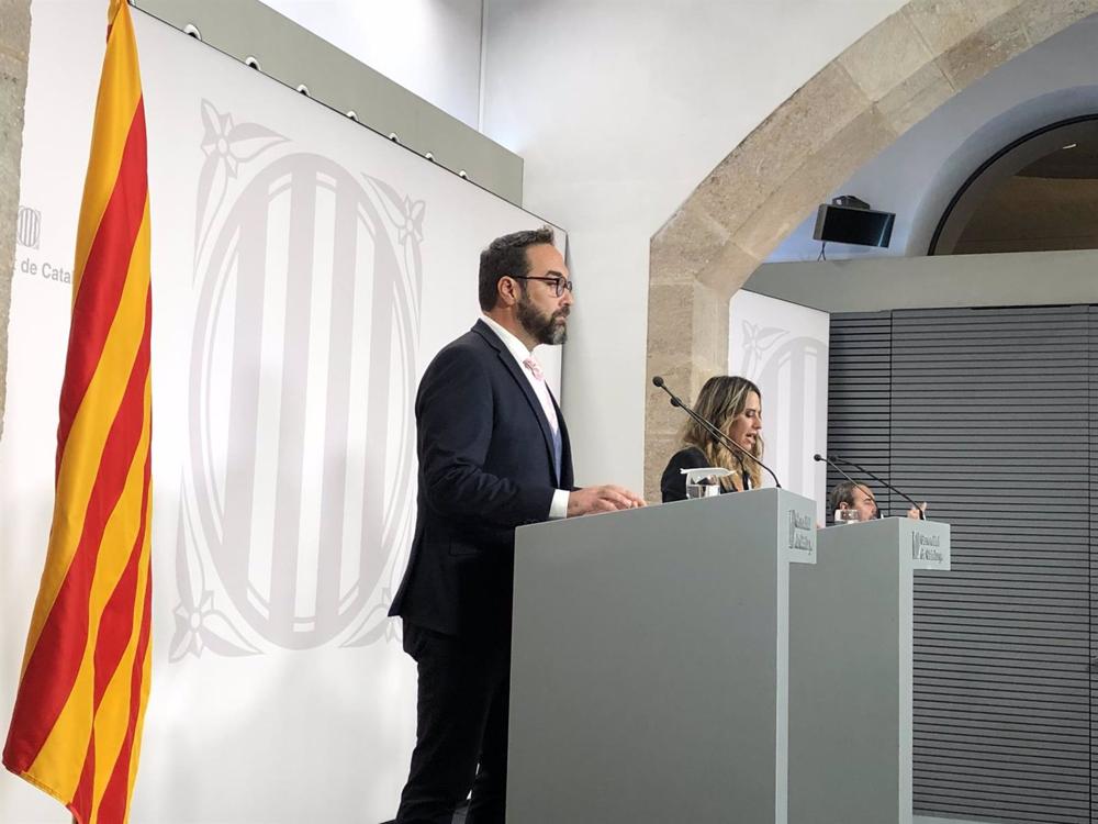 El conseller Juli Fernàndez junto a la portavoz Patrícia Plaja. El