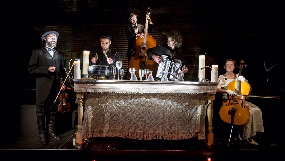 Escena De 'Kar Repass, Cabaret De Anna Karenina' Escena