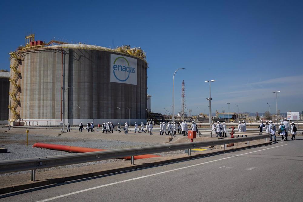 Archivo - Exterior de la central de regasificación de Enagás de Barcelona, en el Puerto de Barcelona, a 7 de abril de 2022, en Barcelona, Catalunya (España). La guerra de Ucrania y la crisis energética ha revitalizado la situación geoestratégica del puert Archivo