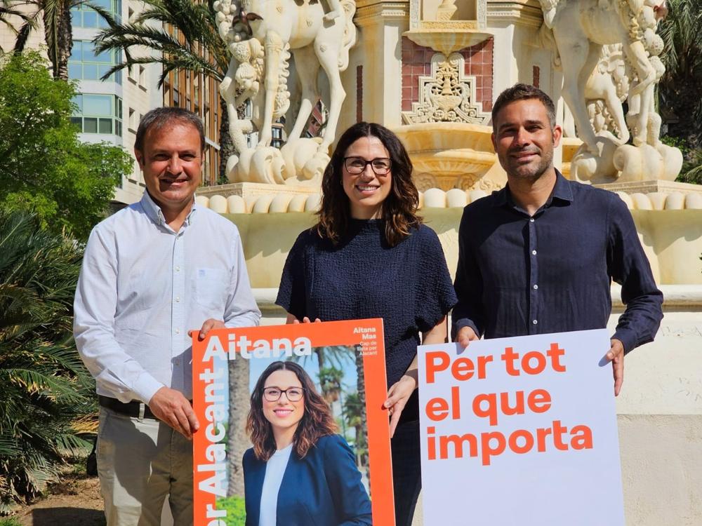 La cabeza de lista de Compromís a Les Corts por Alicante, Aitana Mas, y los candidatos de la coalición Gerard Fullana y Natxo Bellido. La