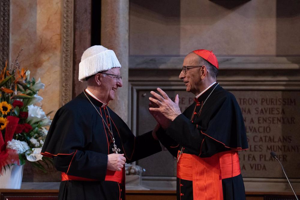 (I-D) El cardenal Giuseppe Versaldi, y el Cardenal arzobispo de Barcelona, Juan José Omella, durante el acto de entrega del doctorado ‘ad honorem’, en el Aula Magna del Seminario Conciliar de Barcelona, a 9 de mayo de 2023, en Barcelona, Catalunya (España (I-D)