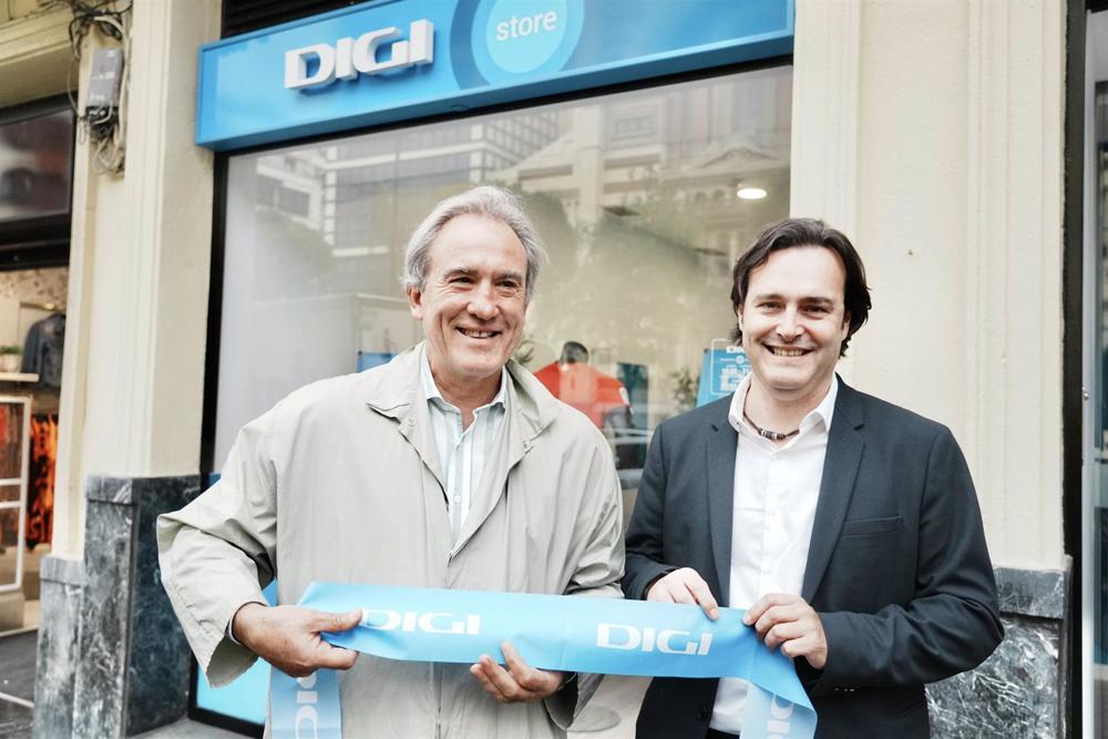 El Chief Commercial Officer de DIGI España, Ángel Álvarez, y el ex jugador del Athletic Club de Bilbao y embajador de la Fundación Athletic, Jon Andoni Goikoetxea, en la inauguración de la tienda de DIGI en Bilbao. El