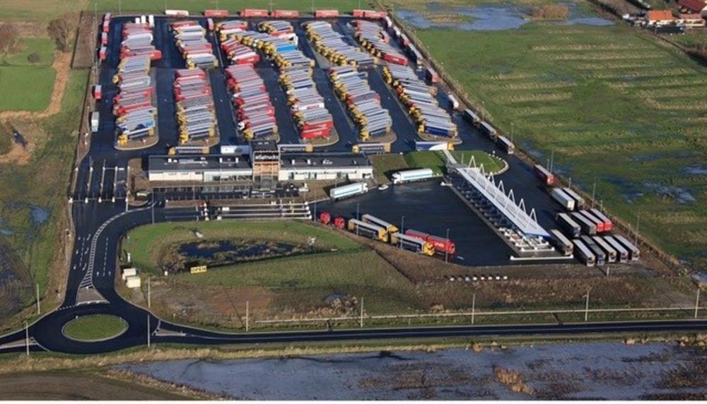 El aparcamiento para camiones de C4T France SAS en Calais, Francia. El