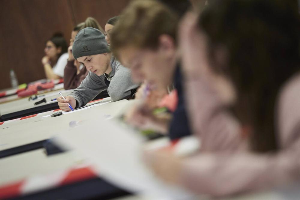 Archivo - Varios jóvenes realizan una de las pruebas de Evaluación para el Acceso a la Universidad (EvAU), en la Universidad Pública de Navarra (UPNA). Archivo