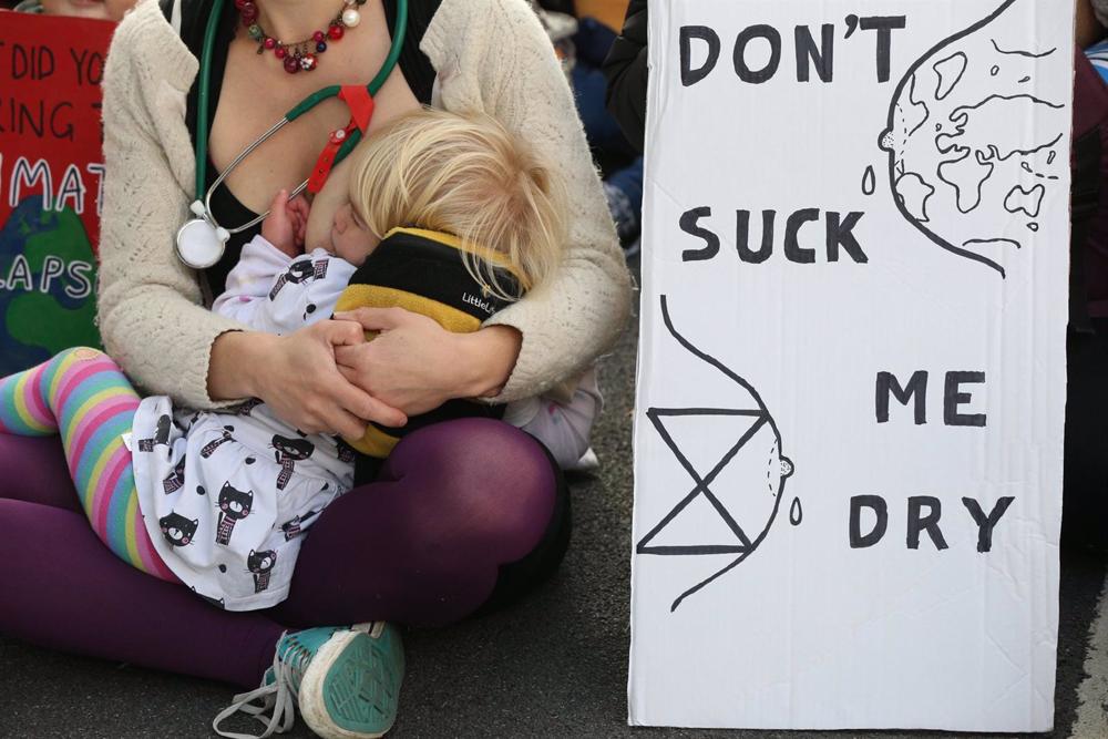 Archivo - 09 October 2019, England, London: A mother breastfeed her child during an Extinction Rebellion environmental movement protest. Photo: Jonathan Brady/PA Wire/dpa Archivo