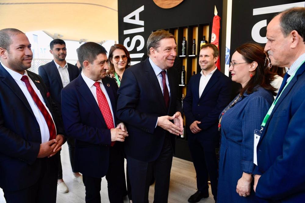 Planas visita el stand de Túnez, país invitado a Expoliva 2023 Planas