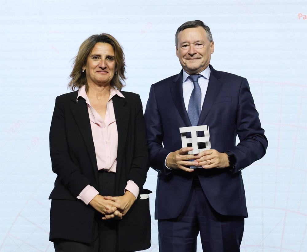 (I-D) La vicepresidenta tercera y ministra para la Transición Ecológica y el Reto Demográfico, Teresa Ribera, y el presidente de Agbar, Ángel Simón, durante la inauguración de los Premios Fundación Caminos 2022, en el Teatro Real de Madrid, a 12 de mayo d (I-D)