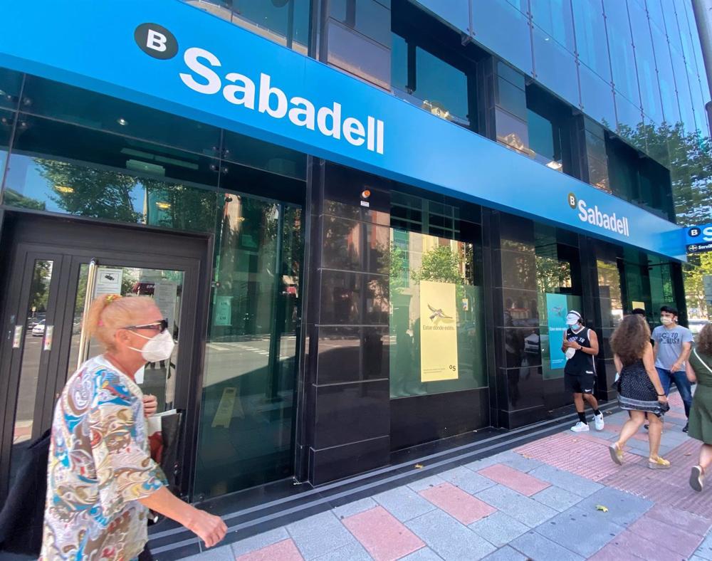 Archivo - Una oficina del Banco Sabadell en Madrid (España), a 31 de julio de 2020. Archivo