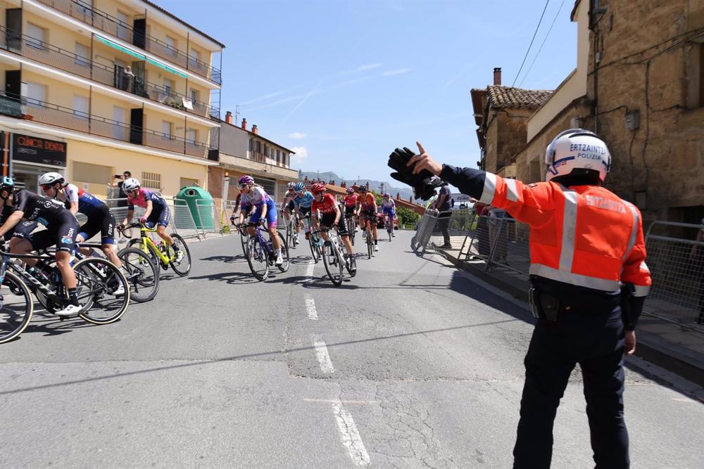 Un agente dirige un paso de la Itzulia Women. Un