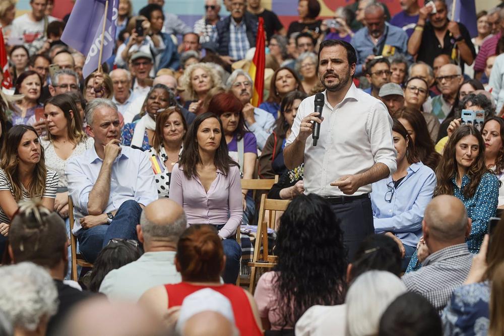 El coordinador federal de Izquierda Unida y ministro de Consumo, Alberto Garzón, interviene durante el acto de inicio de la campaña electoral en el Mercado de Abastos, a 12 de mayo de 2023, en Valencia, Comunidad Valenciana (España). El
