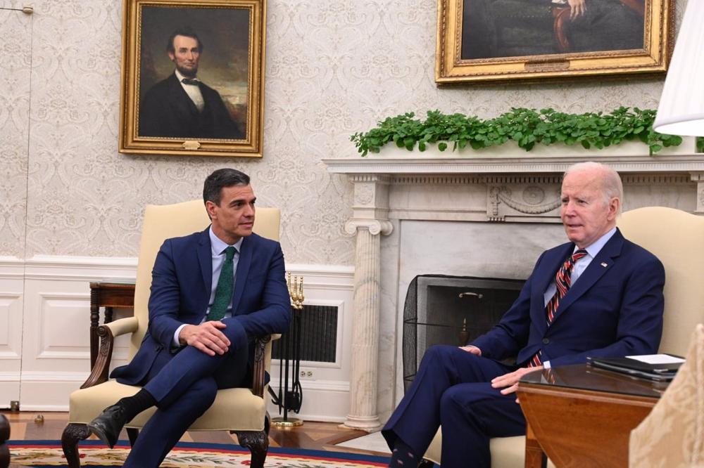 El presidente del Gobierno, Pedro Sánchez, junto a su homólogo estadounidense, Joe Biden, en un encuentro en el despacho oval de la Casa Blanca. El