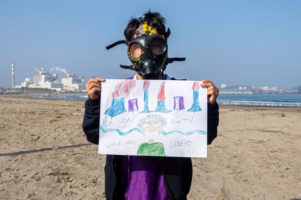 Archivo - Foto de archivo de un niño protestando contra la contaminación en Chile Archivo