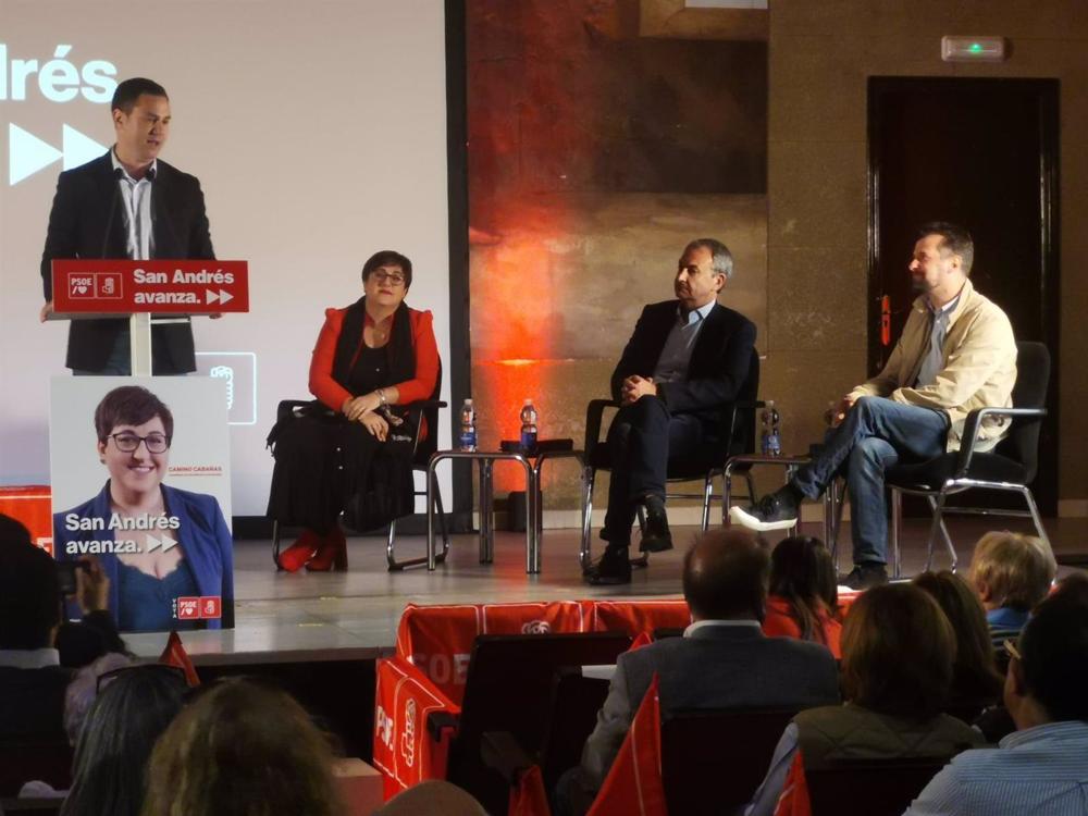 El secretario provincial del PSOE en León, Javier Alfonso Cendón, interviene ante la candidata a la Alcaldía de San Andrés, Camino Cabañas, el expresidente Rodríguez Zapatero y el secretario general del PSOECYL, Luis Tudanca. El