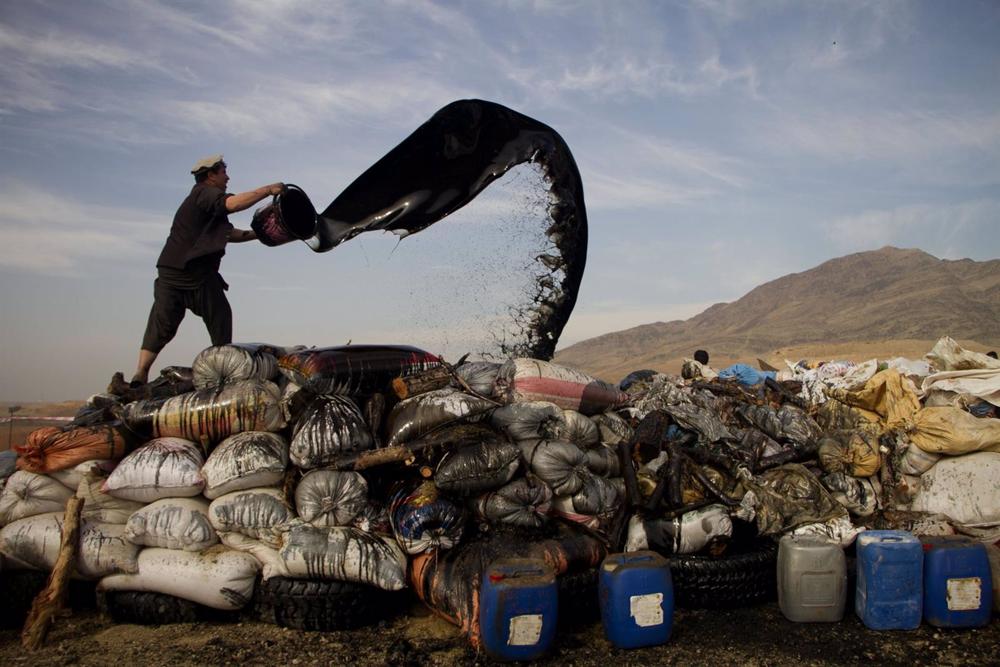Archivo - Foto de archivo de la quema de droga incautada por los Talibán Archivo