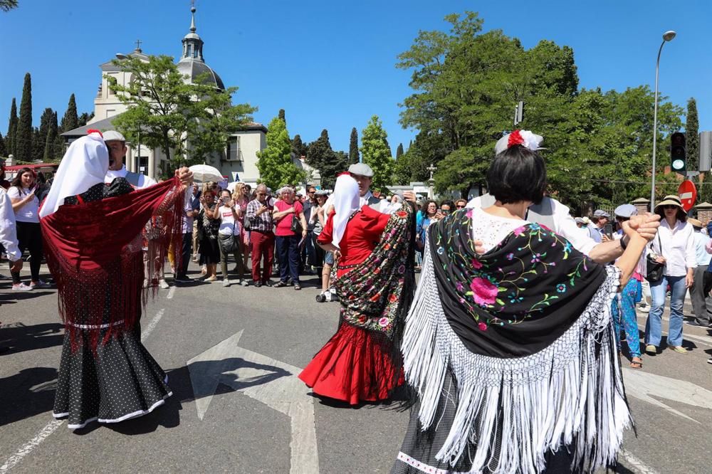 Archivo - Chulapas celebran el día de San Isidro en la Pradera de San Isidro. Archivo
