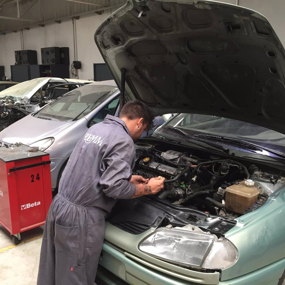 Archivo - Imagen de un taller de coches Archivo