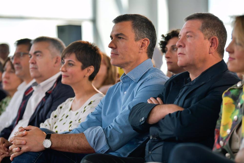 El presidente del gobierno de España y secretario general del PSOE, Pedro Sánchez (c), durante un acto de campaña del PSOE de Castilla-La Mancha, en el Palacio de Congresos y Exposiciones, a 14 de mayo de 2023, en Puertollano, Ciudad Real. El