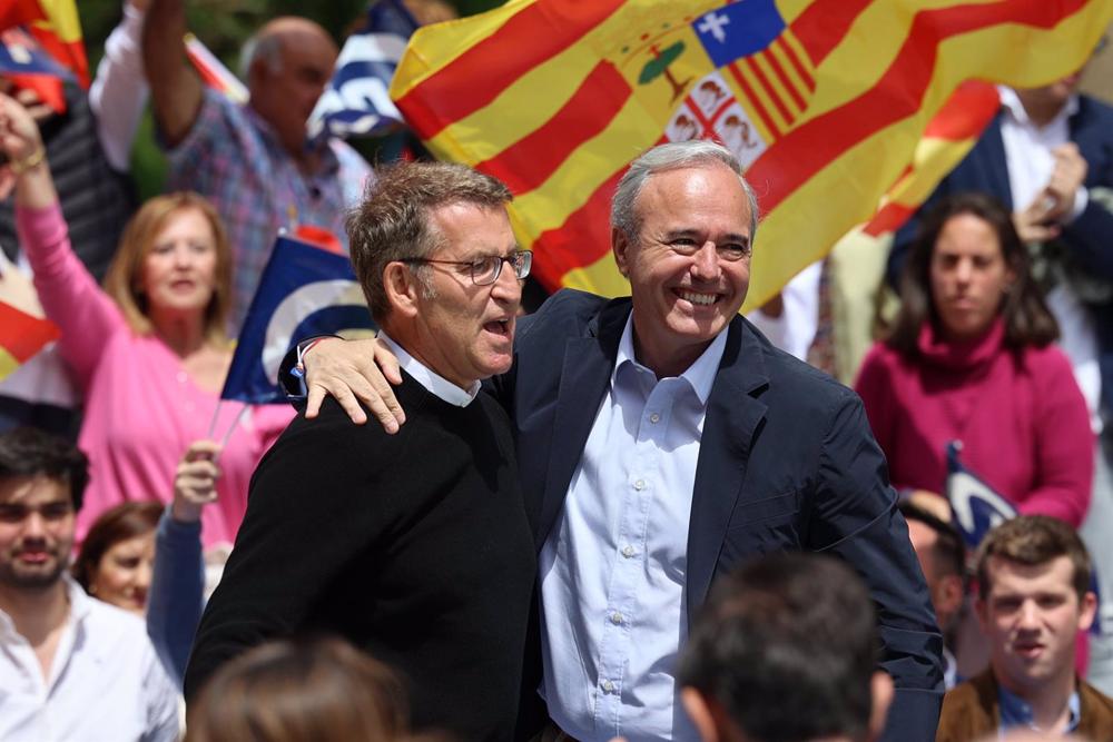 El presidente del Partido Popular, Alberto Núñez Feijóo (i), y el alcalde de Zaragoza, Jorge Azcón (d), participan en un mitin de campaña electoral, en calle Moret. El