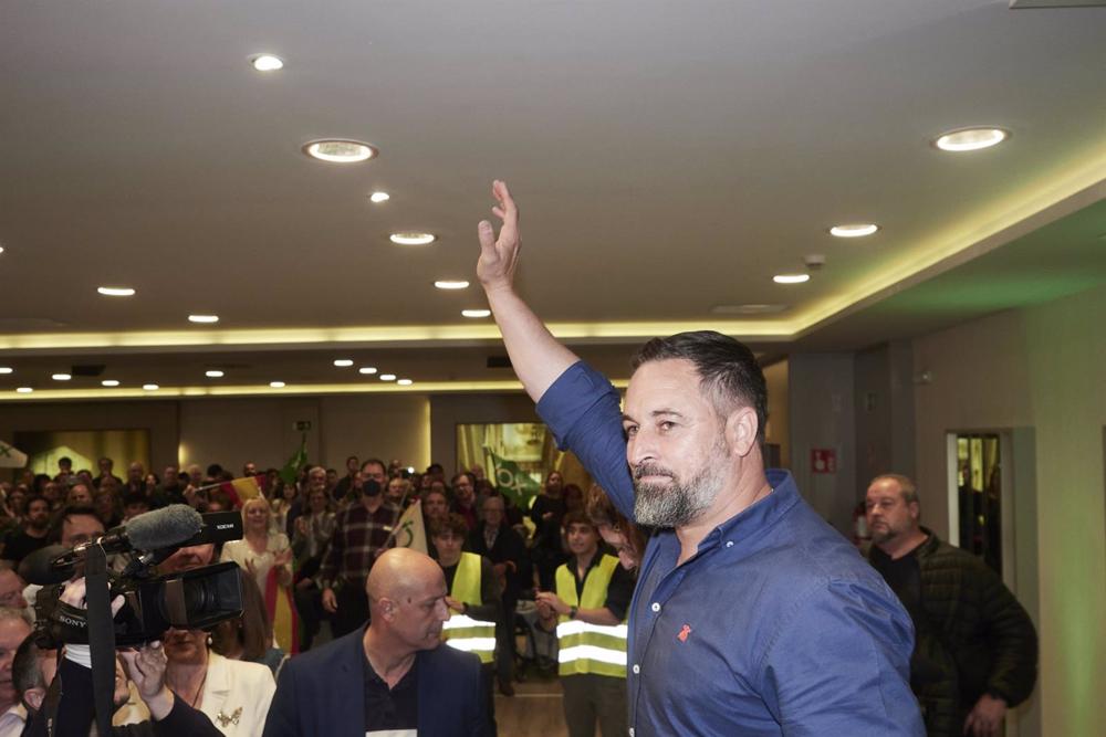 El secretario general de Vox, Santiago Abascal, participa en un acto de campaña de Vox en el Hotel Iruña Park, a 14 de mayo de 2023, en Pamplona, Navarra (España) El