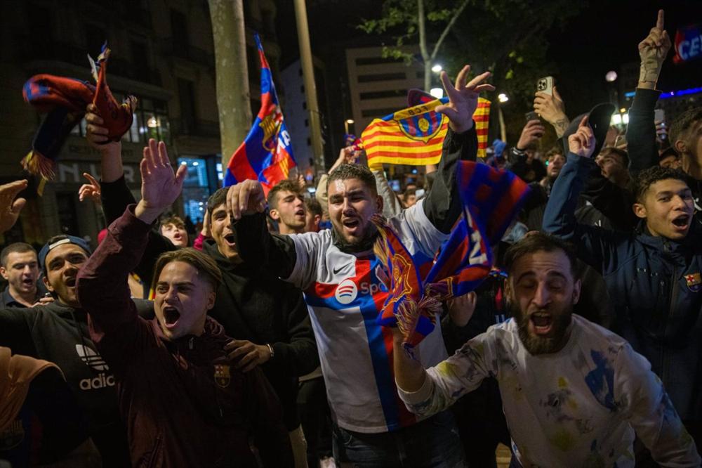 Los hinchas del Barça en Canaletas Los