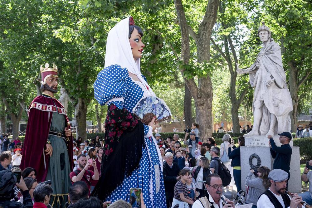 Pasacalles de Gigantes y Cabezudos durante una visita al Madrid Antiguo, a 13 de mayo de 2023, en Madrid (España). Pasacalles