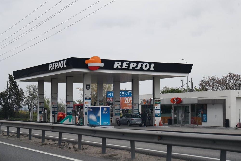Archivo - Una estación de servicio de Repsol Archivo