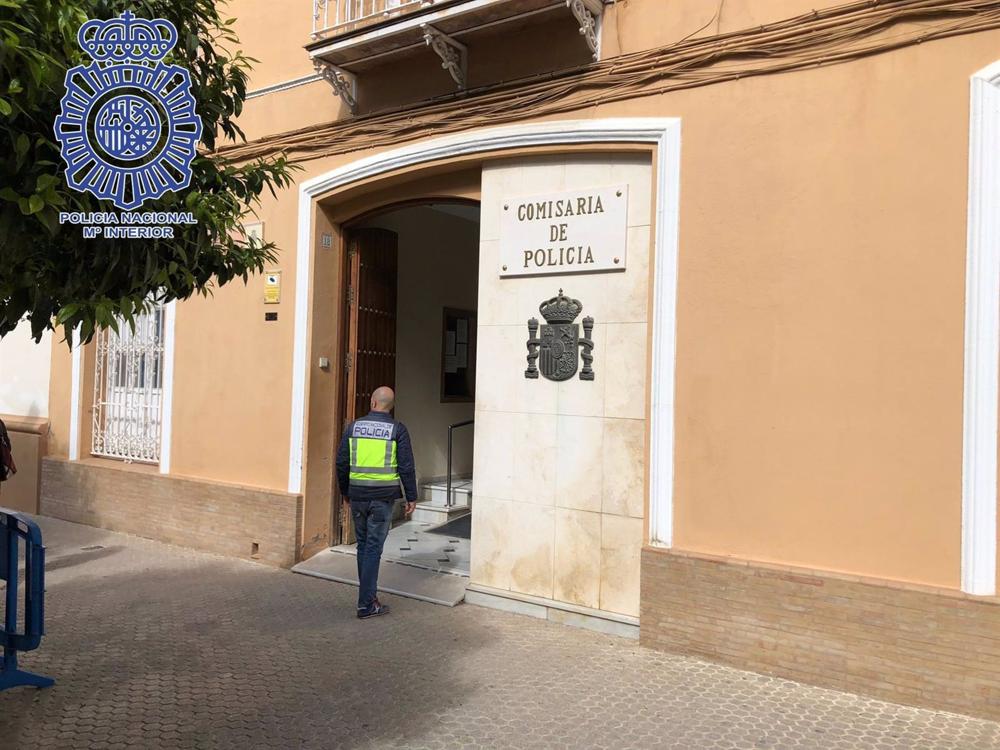 Archivo - Sevilla.-Sucesos.-Detenido un atracador en Morón tras robar en cinco comercios a punta de cuchillo ocultando su rostro Archivo
