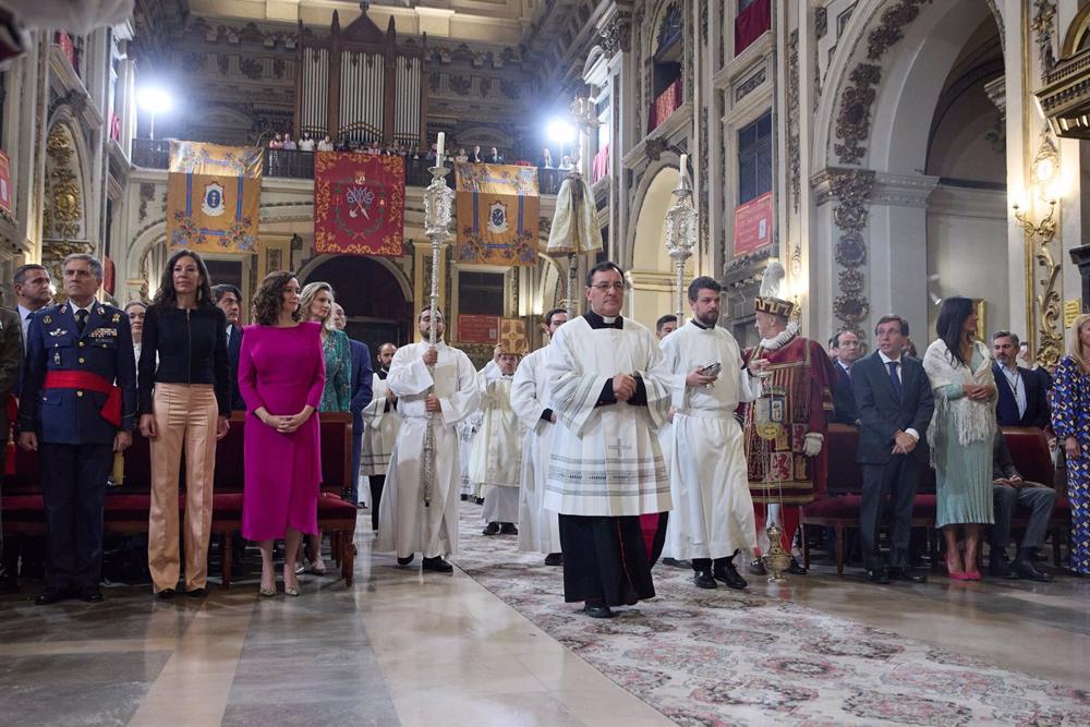 La presidenta de la Comunidad de Madrid, Isabel Díaz Ayuso, mientras pasan sacerdotes durante una misa en la que se clausura el Año Santo Jubilar de San Isidro en la Real Colegiata de San Isidro La