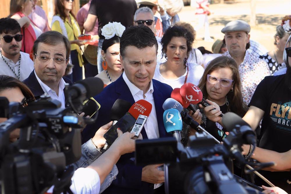 El ministro de Industria atiende a los medios en Fuente de Cantos (Badajoz) El