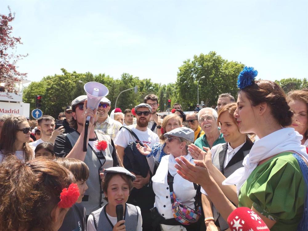 Las candidatas de Más Madrid, Rita Maestre y Mónica García, apoyan en la Pradera a los colegios contra el calor: Las