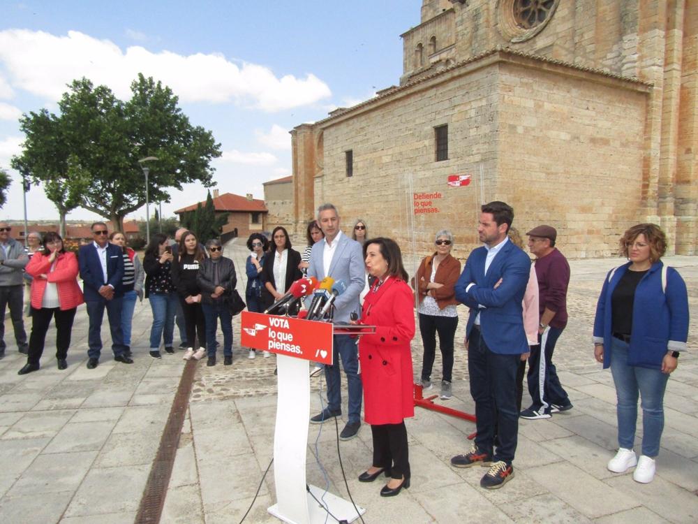 La ministra de Defensa, Margarita Robles, durante su intervención entre el secretario provincial del PSOE, Antidio Fagúndez, y el candidato socialista a la Alcaldía de Toro, Carlos Rodríguez. La