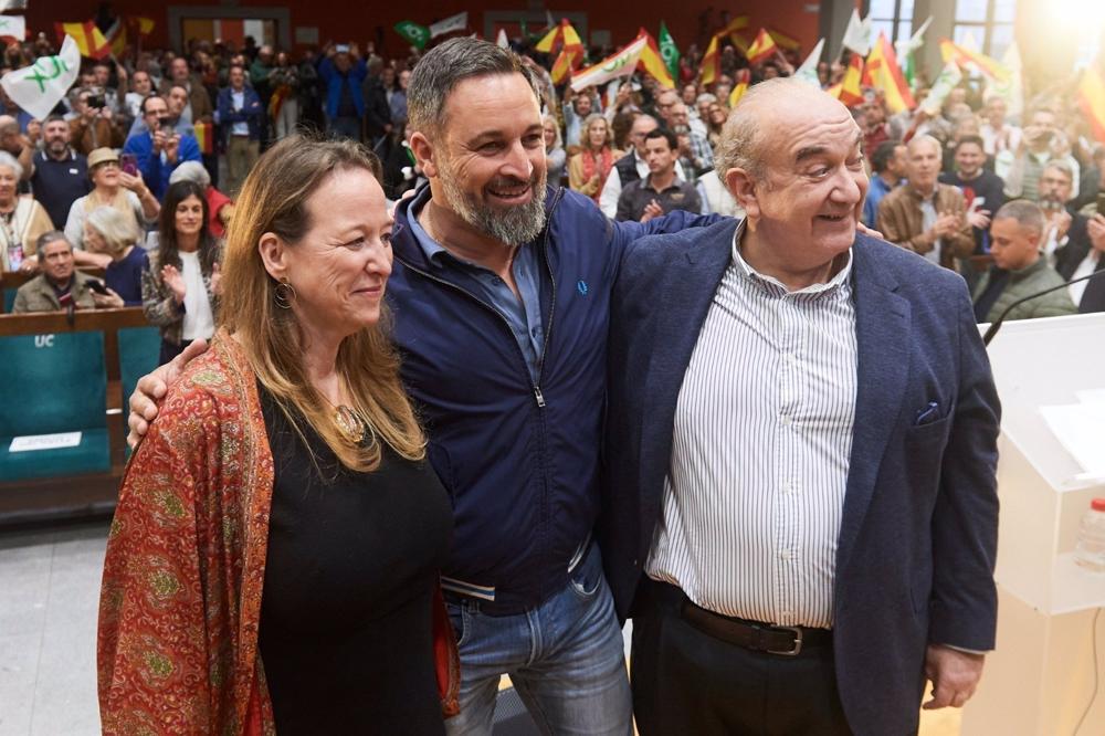 El presidente de Vox, Santiago Abascal, junto a la candidata a la Presidencia de Cantabria, Leticia Díaz, y el candidato al Ayuntamiento de Santander, Emilio del Valle El