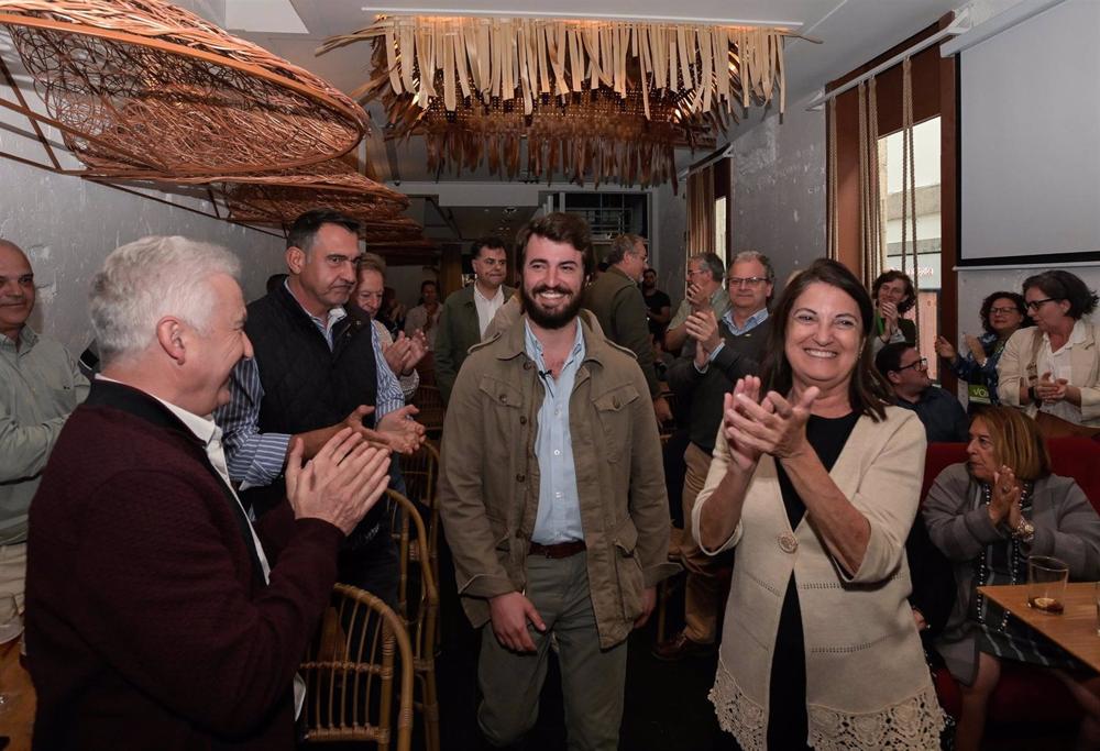 El vicepresidente de la Junta de Castilla y León, Juan García-Gallardo, acompañado por la candidata a la alcaldia de A Coruña, Eva Castro El