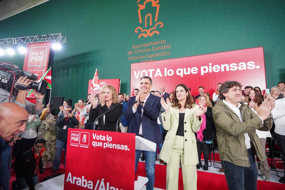 El secretario general del PSOE y presidente del Gobierno de España, Pedro Sánchez (2i); la candidata a la alcaldía de Vitoria, Maider Etxebarria (2d); secretario general del PSE-EE, Eneko Andueza (d), y la candidata del Partido Socialista de Euskadi (PSE) El