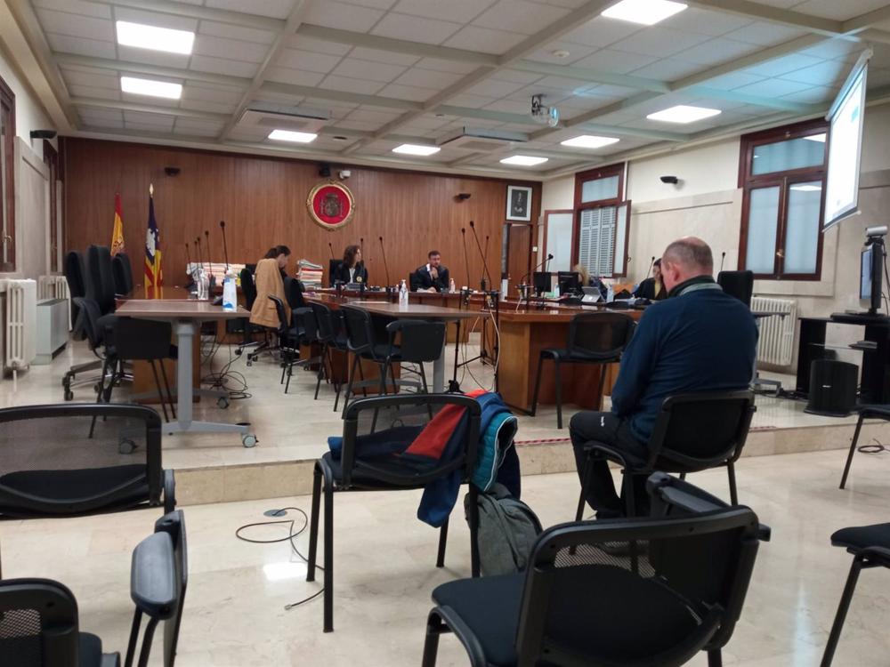 El cuidador acusado de abuso sexual a dos personas discapacitadas, durante la segunda sesión del juicio. El