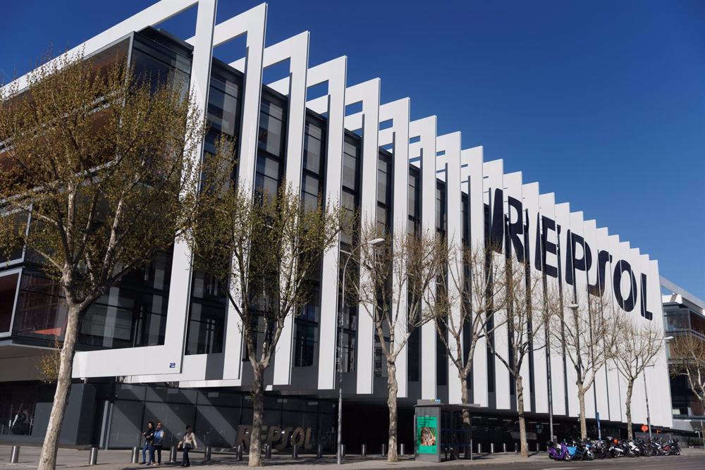 Archivo - Fachada de la sede de Repsol, a 27 de marzo de 2023, en Madrid (España). Archivo