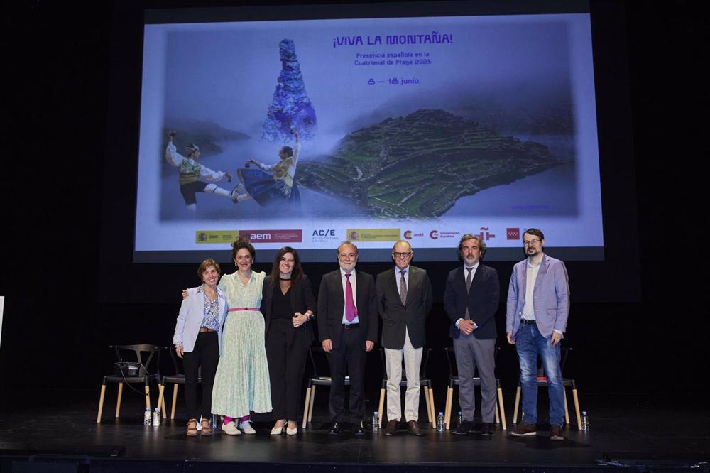 España propone una serie de instalaciones en las que lo folclórico y la tradición popular conectan con la idea de excepción temporal y ritual colectivo del hecho escénico. España