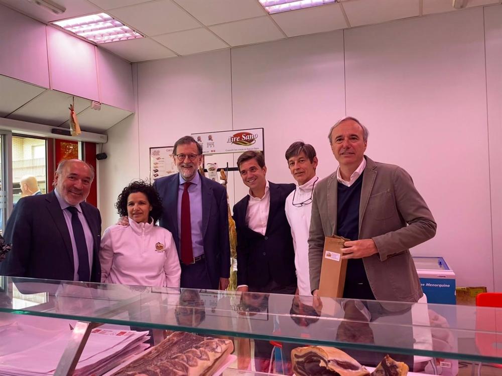 El expresidente del Gobierno de España y expresidente del PP, Mariano Rajoy, visita varios comercios en Calatayud (Zaragoza) y hace un paseo ciudadano con los candidatos del PP a la Alcaldía, José Manuel Aranda, y a la Presidencia de Aragón, Jorge Azcón El