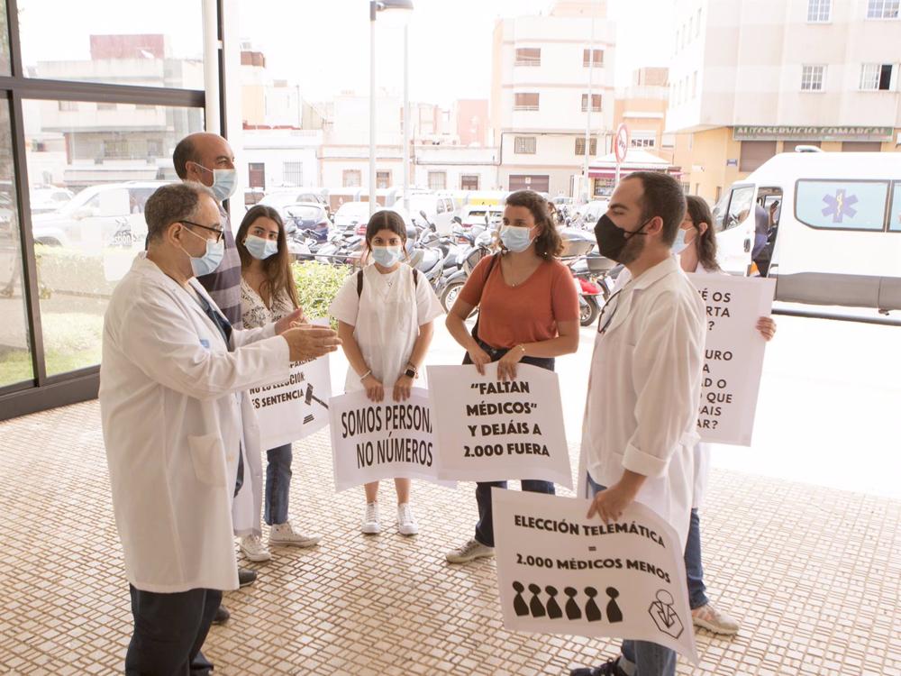 Archivo - Varias personas participan en la manifestación convocada en el Hospital Comarcal de Melilla por la plataforma FSE Unida como protesta al sistema de adjudicación de plazas para el MIR este año, a 25 de mayo de 2021, en Melilla (España). Archivo