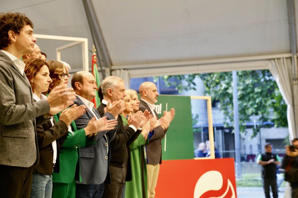 El PNV guarda un minuto de silencio por el crimen de Orio (Gipuzkoa) en un mitin celebrado en Basauri (Bizkaia) El