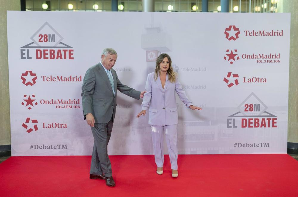 El director general de Telemadrid, José Antonio Sánchez, y la candidata de Podemos a la Presidencia de la Comunidad de Madrid, Alejandra Jacinto, posan antes de un debate con los cinco candidatos a la Asamblea El