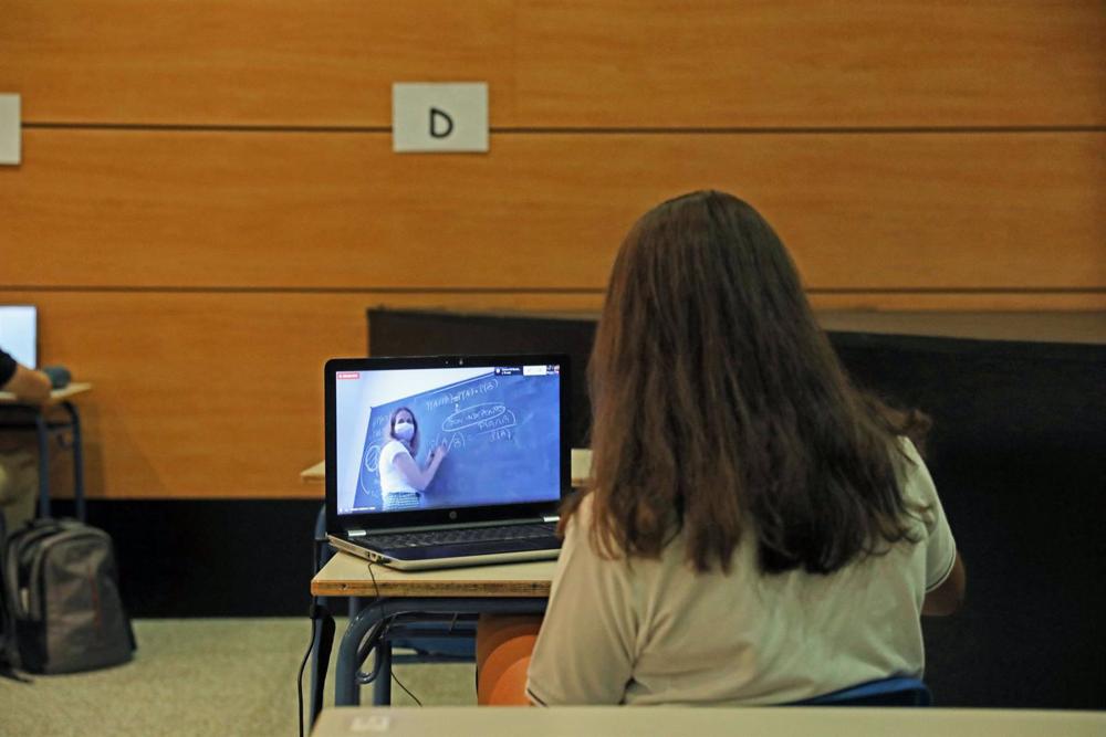 Archivo - Una alumna atiende desde su ordenador a una clase semipresencial de Matemáticas¡ Archivo