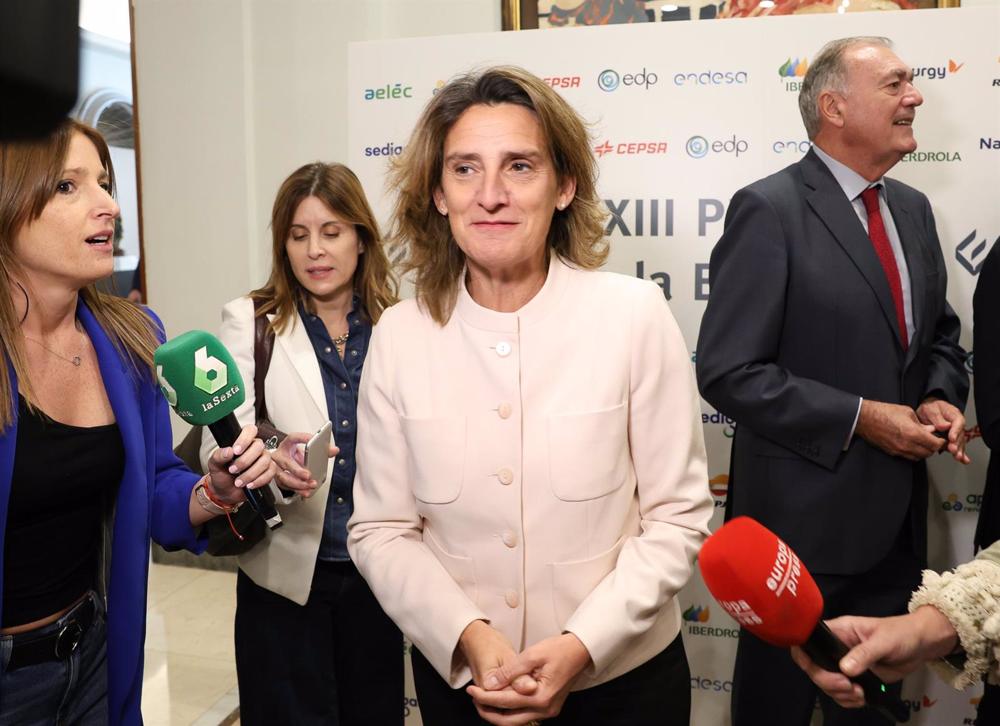 La vicepresidenta tercera del Gobierno de España y ministra de Transición Ecológica y Reto Demográfico, Teresa Ribera, ofrece declaraciones a los medios durante la entrega de los XXXIII Premios de la Energía que concede el Club Español de la Energía, a 17 La