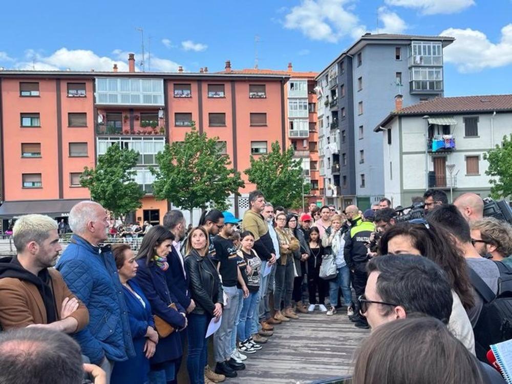 Ciudadanos y representantes institucionales se concentran en repulsa de la agresión homófoba de Villabona Ciudadanos