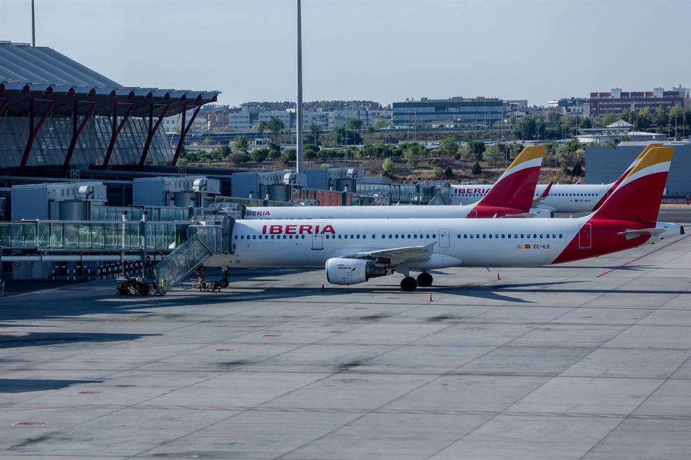 Archivo - Aviones de Iberia en salidas de la T4 del Aeropuerto Adolfo Suárez Madrid-Barajas, a 28 de agosto de 2022, en Madrid (España). Archivo