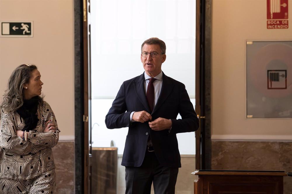 El presidente del PP, Alberto Núñez Feijóo, a su llegada a una sesión plenaria en el Senado, a 17 de mayo de 2023, en Madrid (España). El