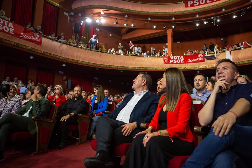 El candidato del PSOE a la Presidencia de C-LM, Emiliano García-Page, en Almansa. El